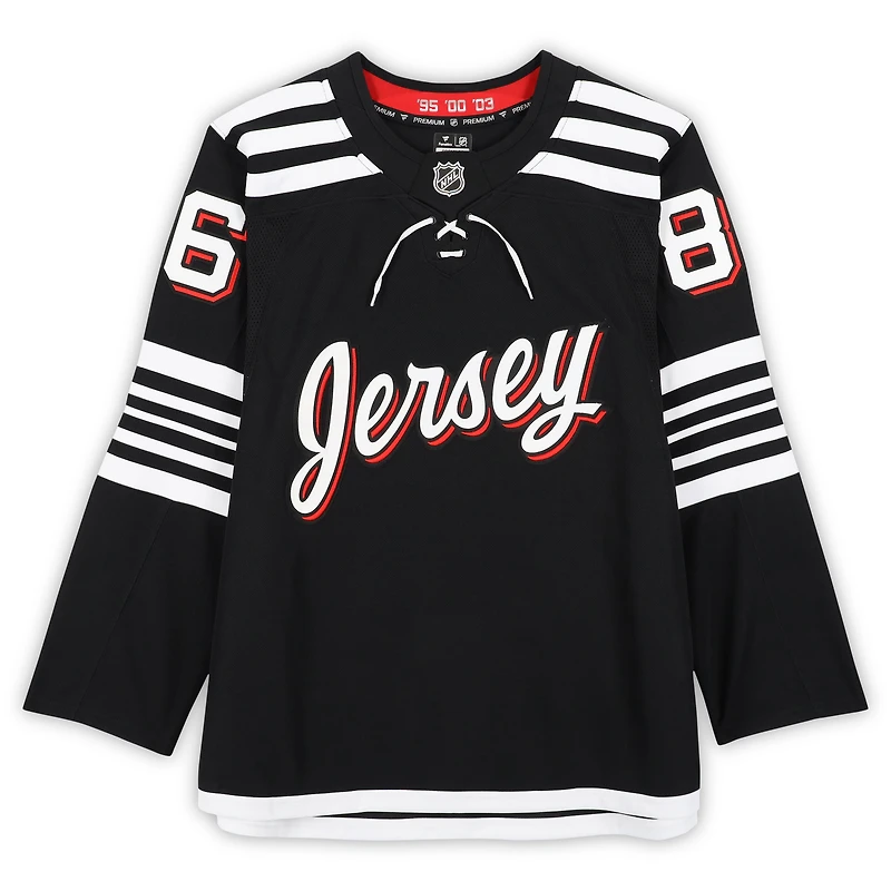 Maillot premium noir dédicacé par Jack Hughes des Devils du New Jersey