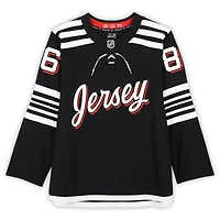 Maillot premium noir dédicacé par Jack Hughes des Devils du New Jersey
