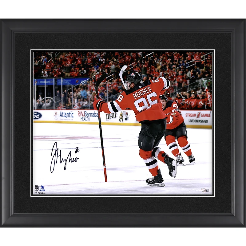 Photographie encadrée autographiée de Jack Hughes pour la célébration du premier but de la LNH, 16" x 20" des Devils du New Jersey