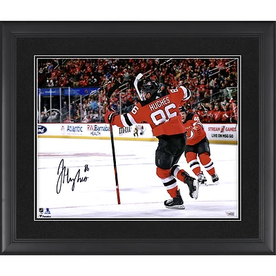 Photographie encadrée autographiée de Jack Hughes pour la célébration du premier but de la LNH, 16" x 20" des Devils du New Jersey