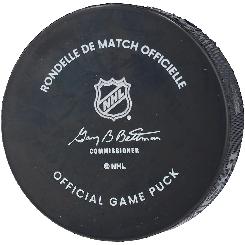 Rondelle de match officielle autographiée par Jack Hughes des Devils du New Jersey