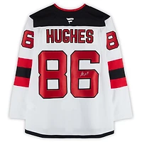 Maillot premium blanc dédicacé par Jack Hughes des Devils du New Jersey