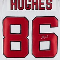 Maillot premium blanc dédicacé par Jack Hughes des Devils du New Jersey