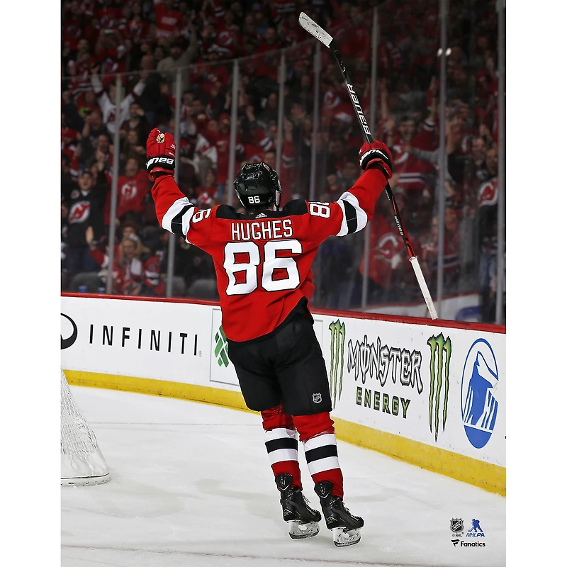 Photographie non signée de Jack Hughes célébrant un but des Devils du New Jersey