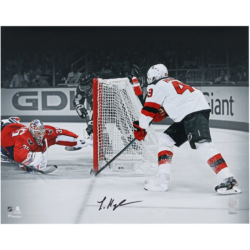 Photo dédicacée de Luke Hughes (New Jersey Devils) - 40 x 50 cm (16 x 20 pouces) - Premier but en LNH