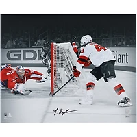 Photo dédicacée de Luke Hughes (New Jersey Devils) - 40 x 50 cm (16 x 20 pouces) - Premier but en LNH