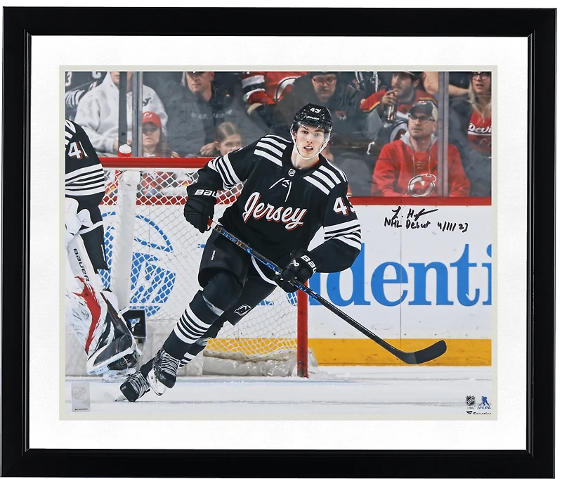 Photo autographiée de Luke Hughes (New Jersey Devils) de ses débuts en LNH (40,6 x 50,8 cm) avec inscription « DÉBUTS EN LNH LE 11».