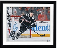 Photo autographiée de Luke Hughes (New Jersey Devils) de ses débuts en LNH (40,6 x 50,8 cm) avec inscription « DÉBUTS EN LNH LE 11».