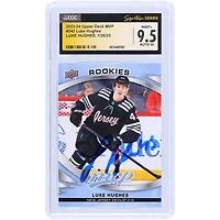 Carte autographiée 2023-24 Upper Deck MVP #242 des Devils du New Jersey de Luke Hughes, carte authentifiée 9,5/10, vue par des fanatiques de CGC