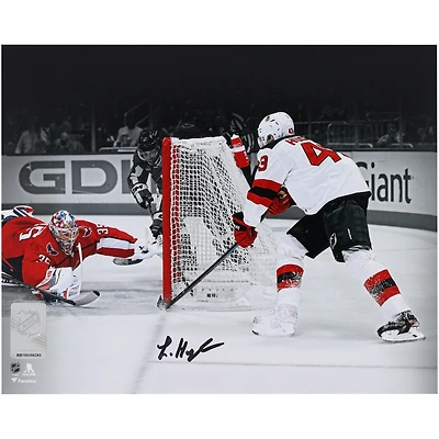 Photographie autographiée de Luke Hughes, premier but de la LNH, 8" ​​x 10", par les Devils du New Jersey