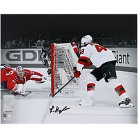 Photographie autographiée de Luke Hughes, premier but de la LNH, 8" ​​x 10", par les Devils du New Jersey