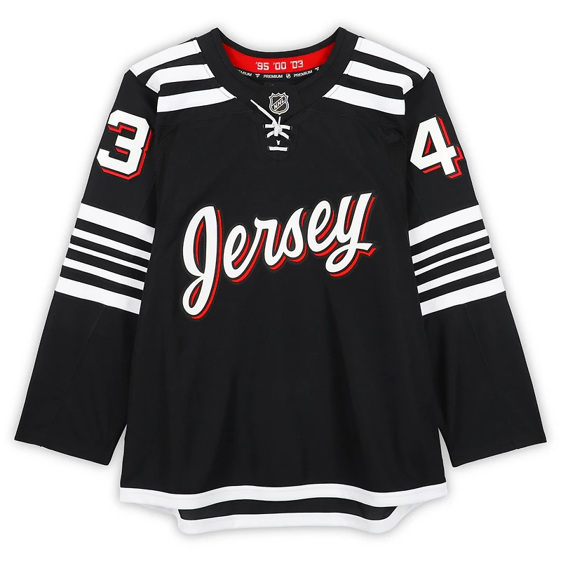 Maillot premium noir dédicacé de Luke Hughes, Devils du New Jersey