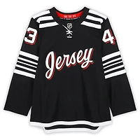 Maillot premium noir dédicacé de Luke Hughes, Devils du New Jersey