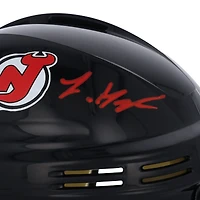 Casque mini noir autographié par Luke Hughes des Devils du New Jersey