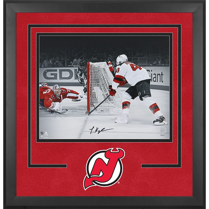 Photographie encadrée de luxe autographiée de Luke Hughes, Devils du New Jersey, 16" x 20" - Premier but de la LNH
