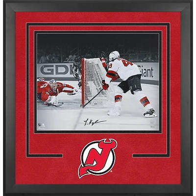 Photographie encadrée de luxe autographiée de Luke Hughes, Devils du New Jersey, 16" x 20" - Premier but de la LNH