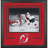 Photographie encadrée de luxe autographiée de Luke Hughes, Devils du New Jersey, 16" x 20" - Premier but de la LNH