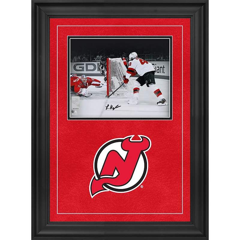 Photographie encadrée de luxe autographiée de Luke Hughes, Devils du New Jersey, 8" x 10", premier but de la LNH