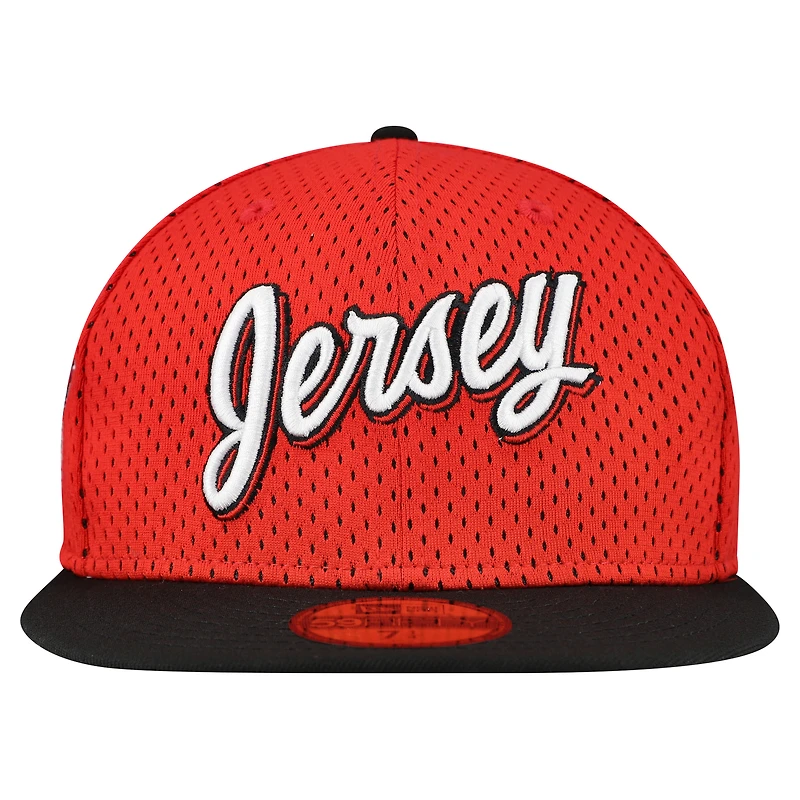 Casquette ajustée bicolore 59FIFTY New Era rouge/noir pour homme, motif Jersey Devils, avec couronne en maille