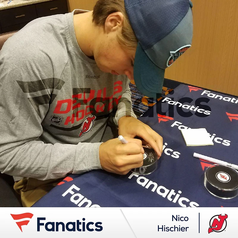Rondelle de hockey autographiée par Nico Hischier, des Devils du New Jersey