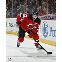 Photographie de patinage non signée du maillot rouge des Devils New Jersey Nico Hischier