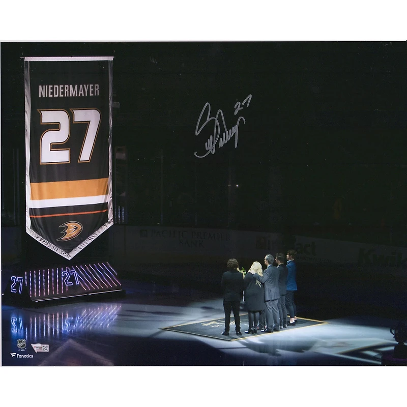 Photo autographiée de Scott Niedermayer, joueur des New Jersey Devils, lors de la levée de la bannière (40 x 50 cm).