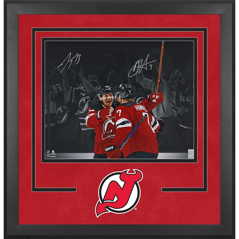 Photographie encadrée de luxe autographiée de Dougie Hamilton et Tyler Toffoli, maillot rouge des Devils du New Jersey, 40,6 x 50,8 cm