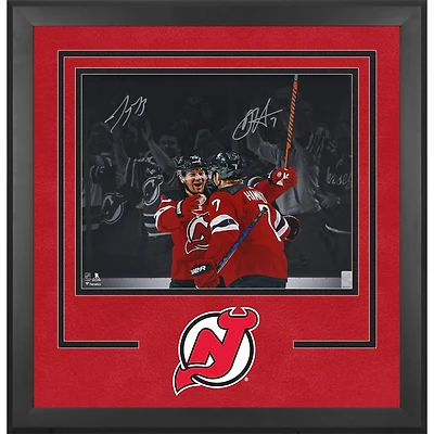 Photographie encadrée de luxe autographiée de Dougie Hamilton et Tyler Toffoli, maillot rouge des Devils du New Jersey, 40,6 x 50,8 cm