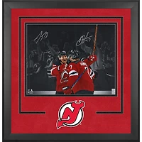 Photographie encadrée de luxe autographiée de Dougie Hamilton et Tyler Toffoli, maillot rouge des Devils du New Jersey, 40,6 x 50,8 cm