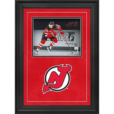 Photographie encadrée de luxe autographiée de Tyler Toffoli, maillot rouge des Devils du New Jersey, 20 x 25 cm, en train de patiner