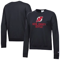 Sweat-shirt Champion noir pour femme avec logo New Jersey Devils et inscription « Wordmark Lockup Powerblend ».