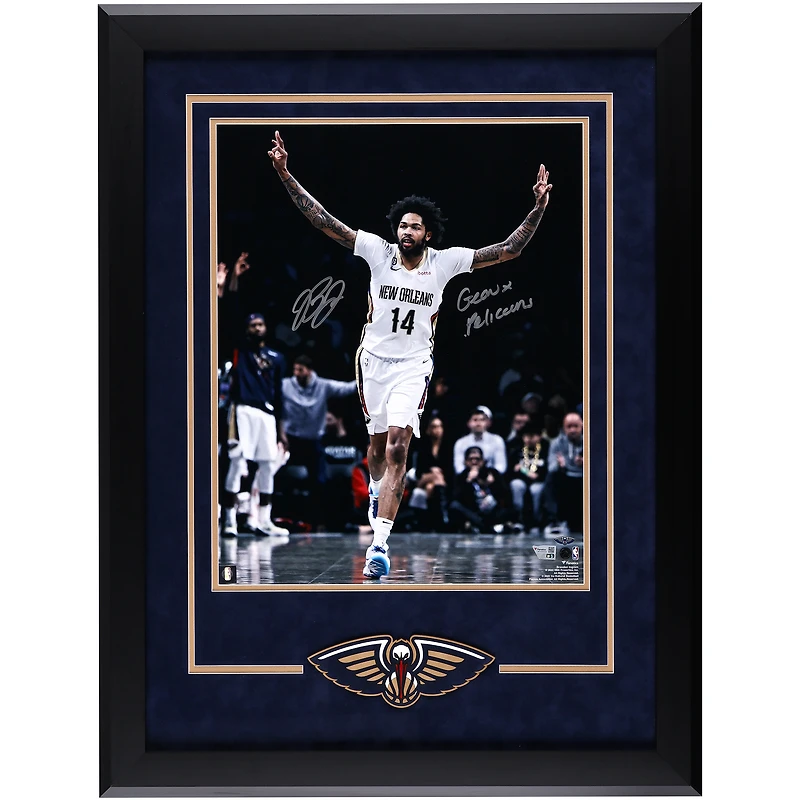 Photo encadrée de luxe autographiée par Brandon Ingram (New Orleans Pelicans), format 40 x 50 cm, célébrant son panier à trois points contre Brooklyn, avec inscription « Geaux Pelicans ».