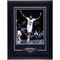Photo encadrée de luxe autographiée par Brandon Ingram (New Orleans Pelicans), format 40 x 50 cm, célébrant son panier à trois points contre Brooklyn, avec inscription « Geaux Pelicans ».