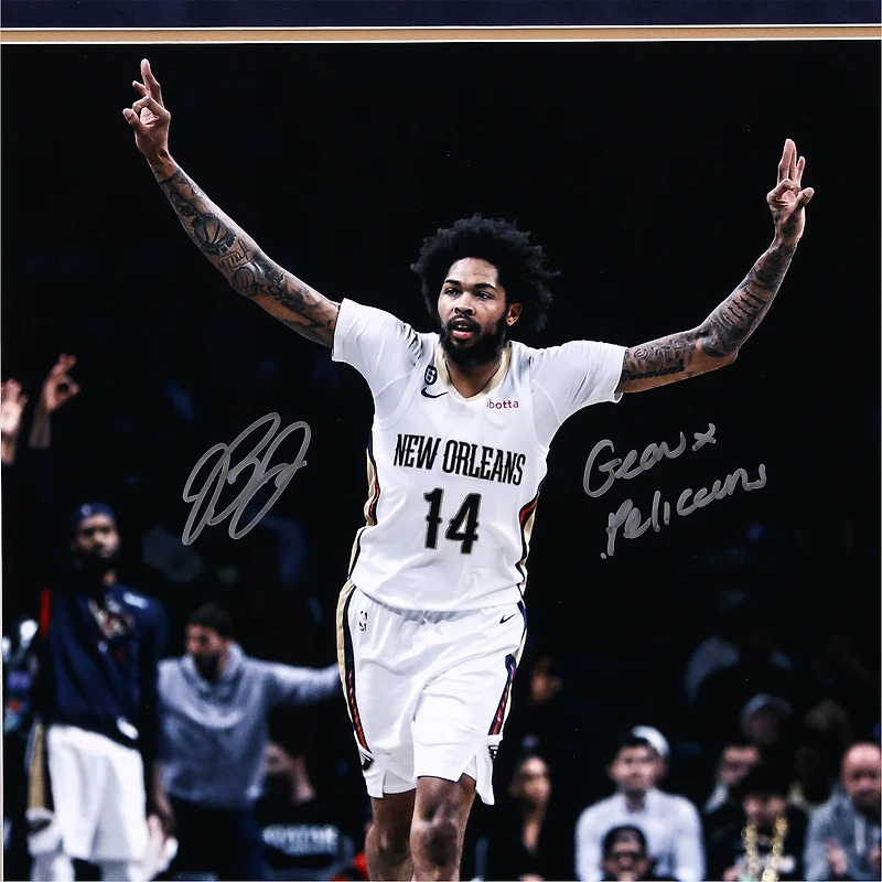 Photo encadrée de luxe autographiée par Brandon Ingram (New Orleans Pelicans), format 40 x 50 cm, célébrant son panier à trois points contre Brooklyn, avec inscription « Geaux Pelicans ».