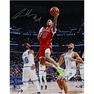 Photographie autographiée de Jordan Hawkins lors du match de lay-up contre les Pistons des New Orleans Pelicans, 16" x 20"