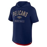 T-shirt à capuche raglan bleu marine pour homme, motif New Orleans Pelicans Pass Legend