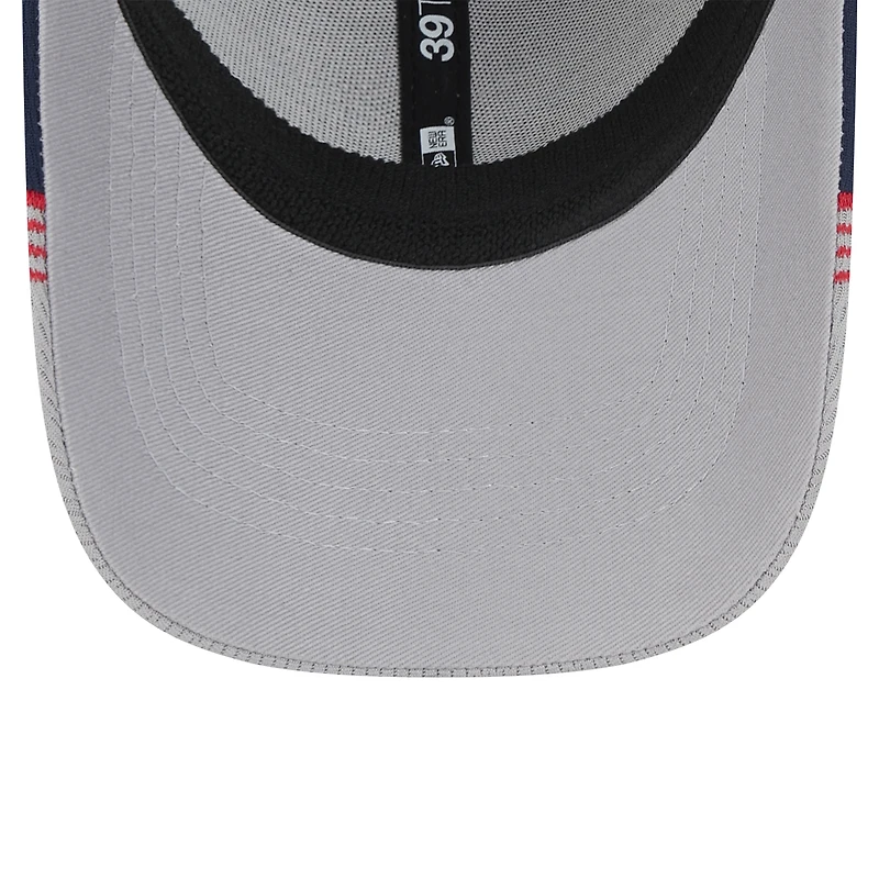 Casquette flexible 39THIRTY New Era Orleans Pelicans Active Trim pour hommes, gris/bleu marine