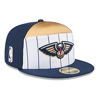 Casquette ajustée New Era 59FIFTY blanche/bleu marine Orleans Pelicans 2025 NBA Tip Off Split Panel pour homme