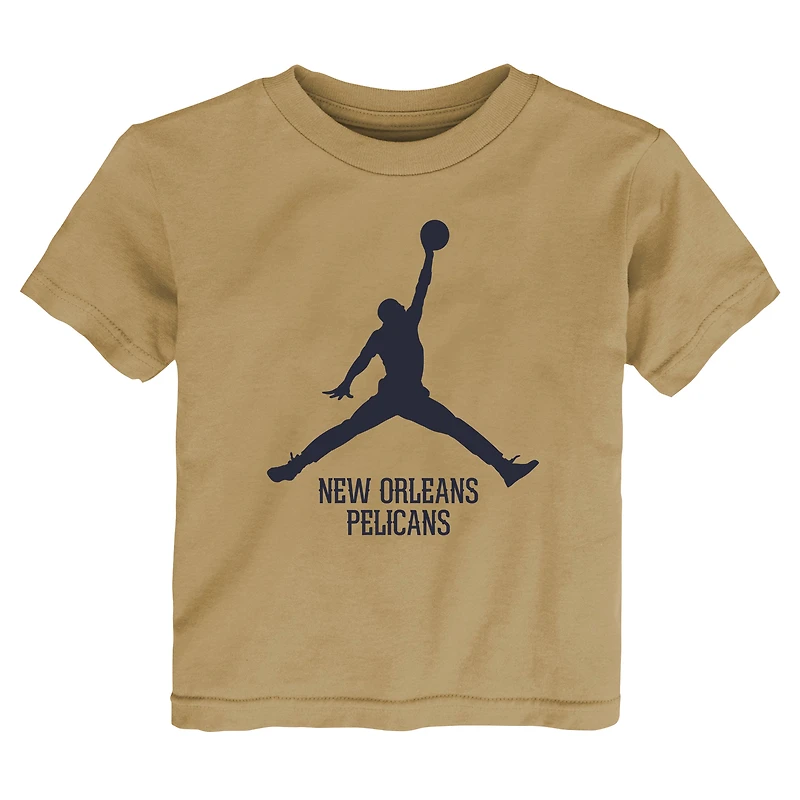 T-shirt Jordan Brand Gold New Orleans Pelicans Essential Jumpman pour tout-petit