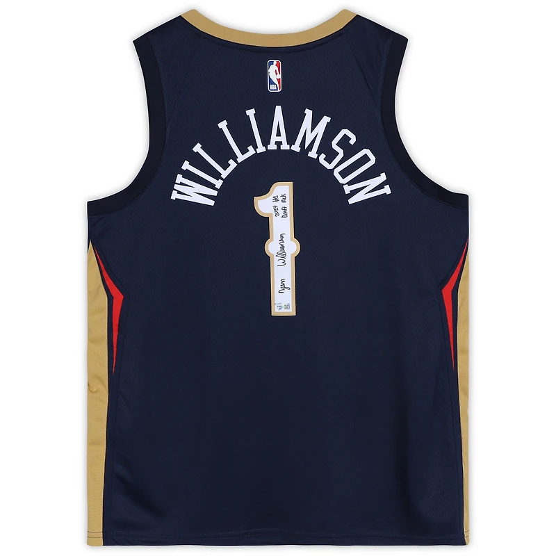 Maillot Nike Swingman bleu marine des New Orleans Pelicans, autographié par Zion Williamson, avec inscription « Choix n° 1 de la draft 2019 ».