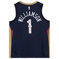 Maillot Nike Swingman bleu marine des New Orleans Pelicans, autographié par Zion Williamson, avec inscription « Choix n° 1 de la draft 2019 ».