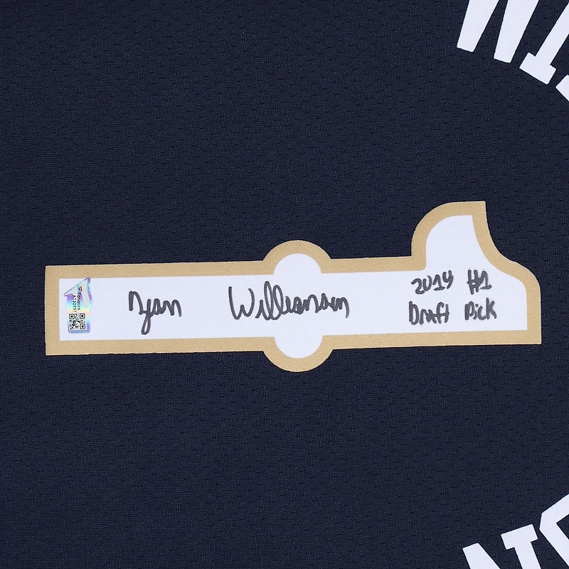 Maillot Nike Swingman bleu marine des New Orleans Pelicans, autographié par Zion Williamson, avec inscription « Choix n° 1 de la draft 2019 ».