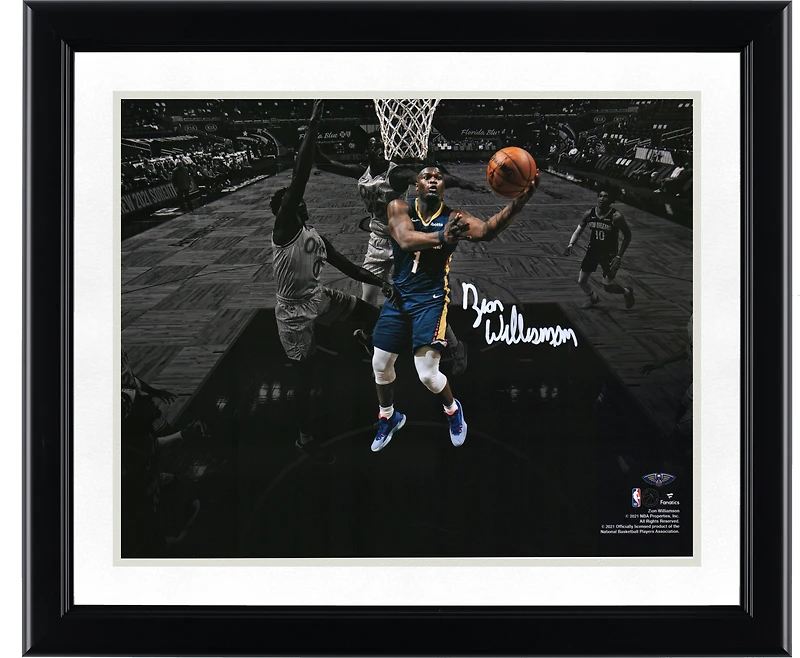 Photo dédicacée de Zion Williamson (New Orleans Pelicans) - Layup inversé contre le Orlando Magic ( 11 x 35,5 cm)