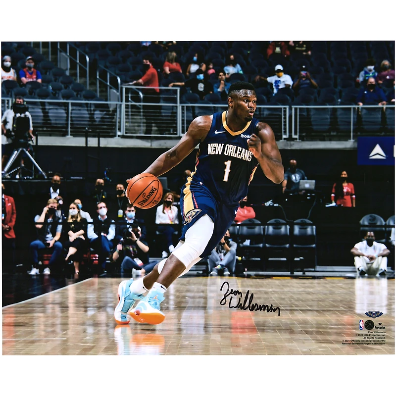 Photographie autographiée de 16" x 20" de Zion Williamson en train de dribbler dans un maillot bleu marine par les New Orleans Pelicans