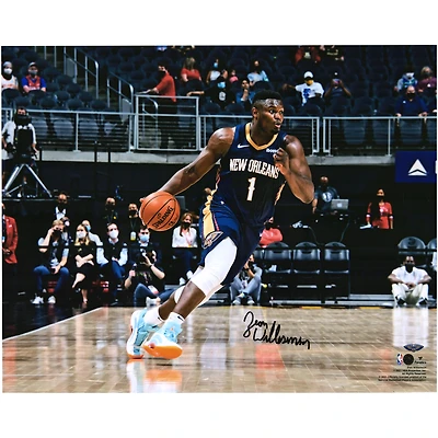Photographie autographiée de 16" x 20" de Zion Williamson en train de dribbler dans un maillot bleu marine par les New Orleans Pelicans
