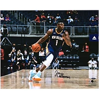 Photographie autographiée de 16" x 20" de Zion Williamson en train de dribbler dans un maillot bleu marine par les New Orleans Pelicans
