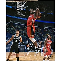 Photo dédicacée de Zion Williamson (New Orleans Pelicans) en train de dunker dans un maillot rouge (16" x 20")