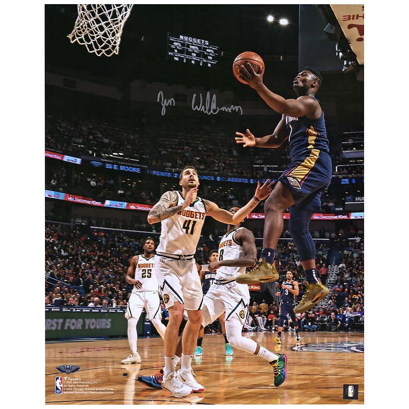 Photographie verticale dédicacée de Zion Williamson, New Orleans Pelicans, maillot bleu marine, 16" x 20"