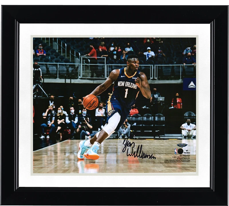 Photo dédicacée de Zion Williamson (New Orleans Pelicans), format 20 x 25 cm, en train de dribbler avec son maillot bleu marine.