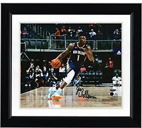 Photo dédicacée de Zion Williamson (New Orleans Pelicans), format 20 x 25 cm, en train de dribbler avec son maillot bleu marine.
